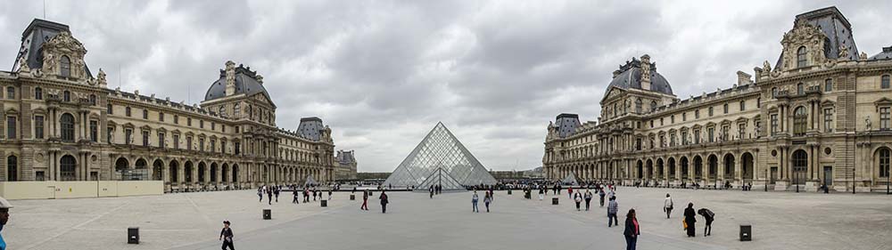 85 - Francia - Paris - museo del Louvre - patio Napoleon.jpg